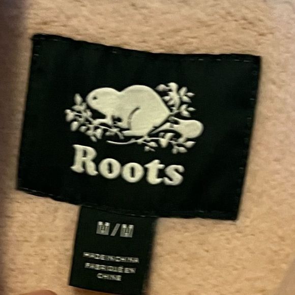 Root canada pullover/Hoodie in like new condition. Its more of a baby pink color - Picture 3 of 3